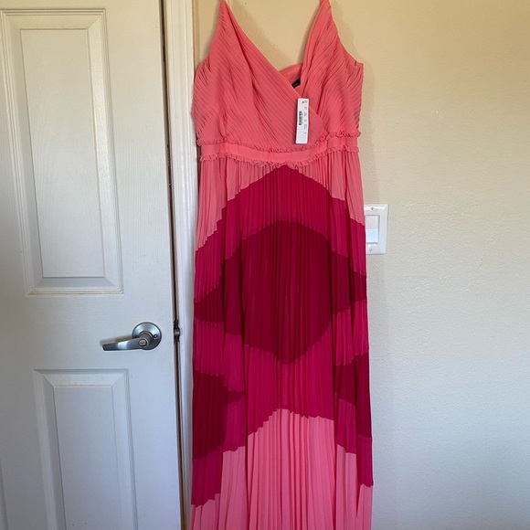 JCrew pleated hibiscus maxi dress in geometric print - Picture 4 of 6